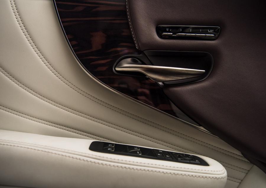 Детали интерьера Lexus LS500 2017 года  (NA) (фото 33 из 67)
